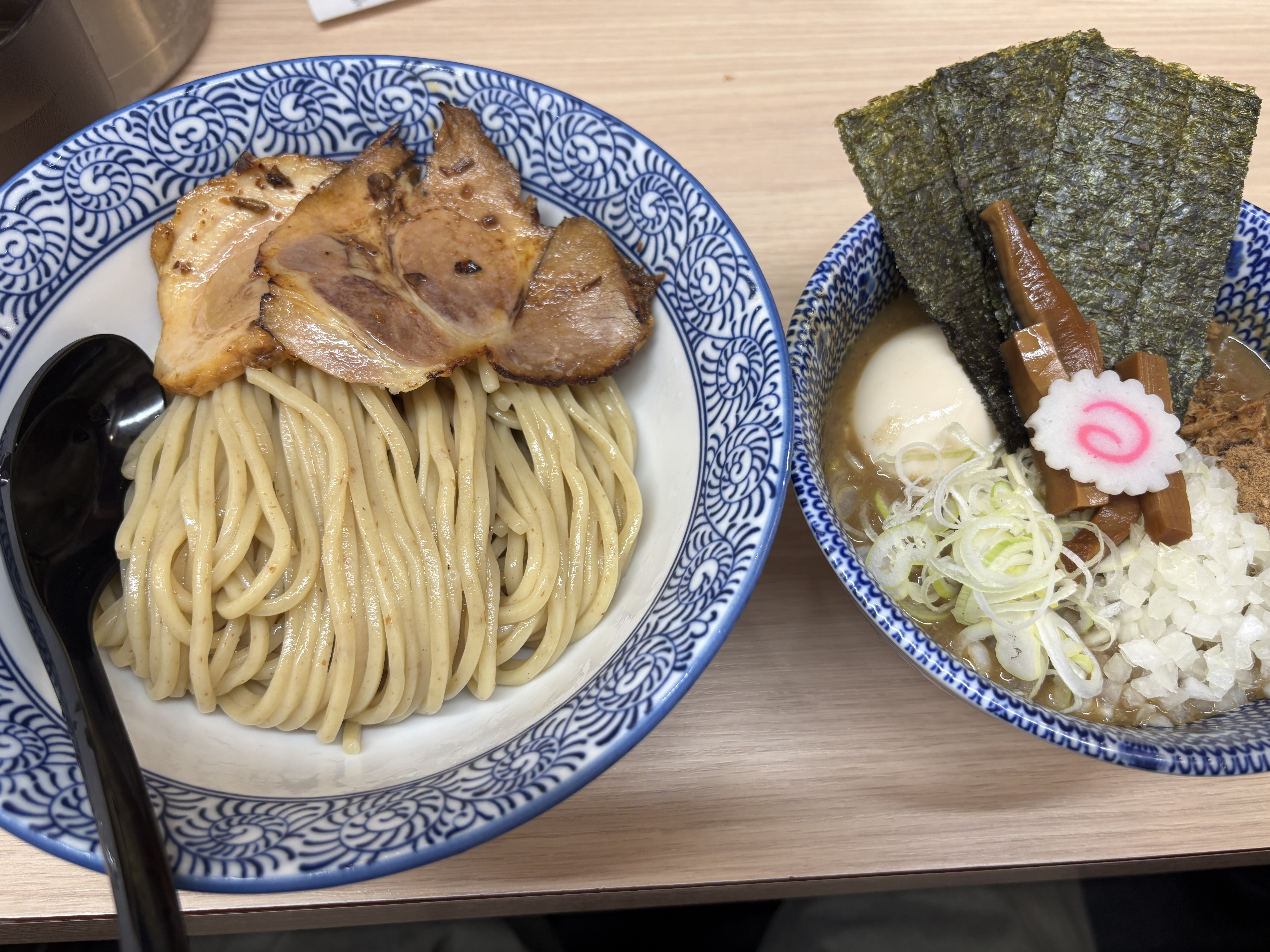 狼煙 大宮店 特製つけめん|極太麺とスープの全体