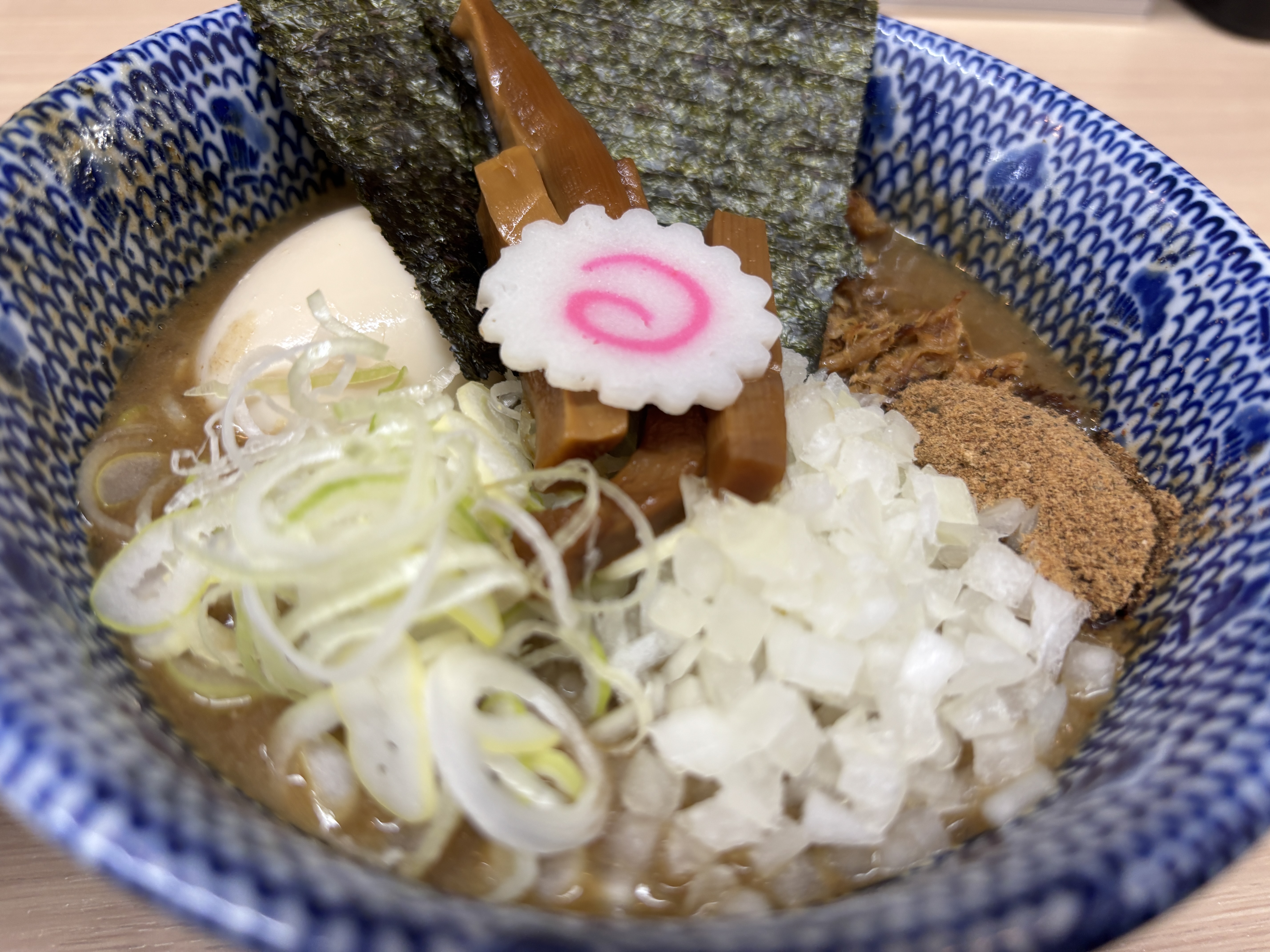 狼煙 大宮店 濃厚豚骨魚介スープ|具材たっぷりのつけ汁
