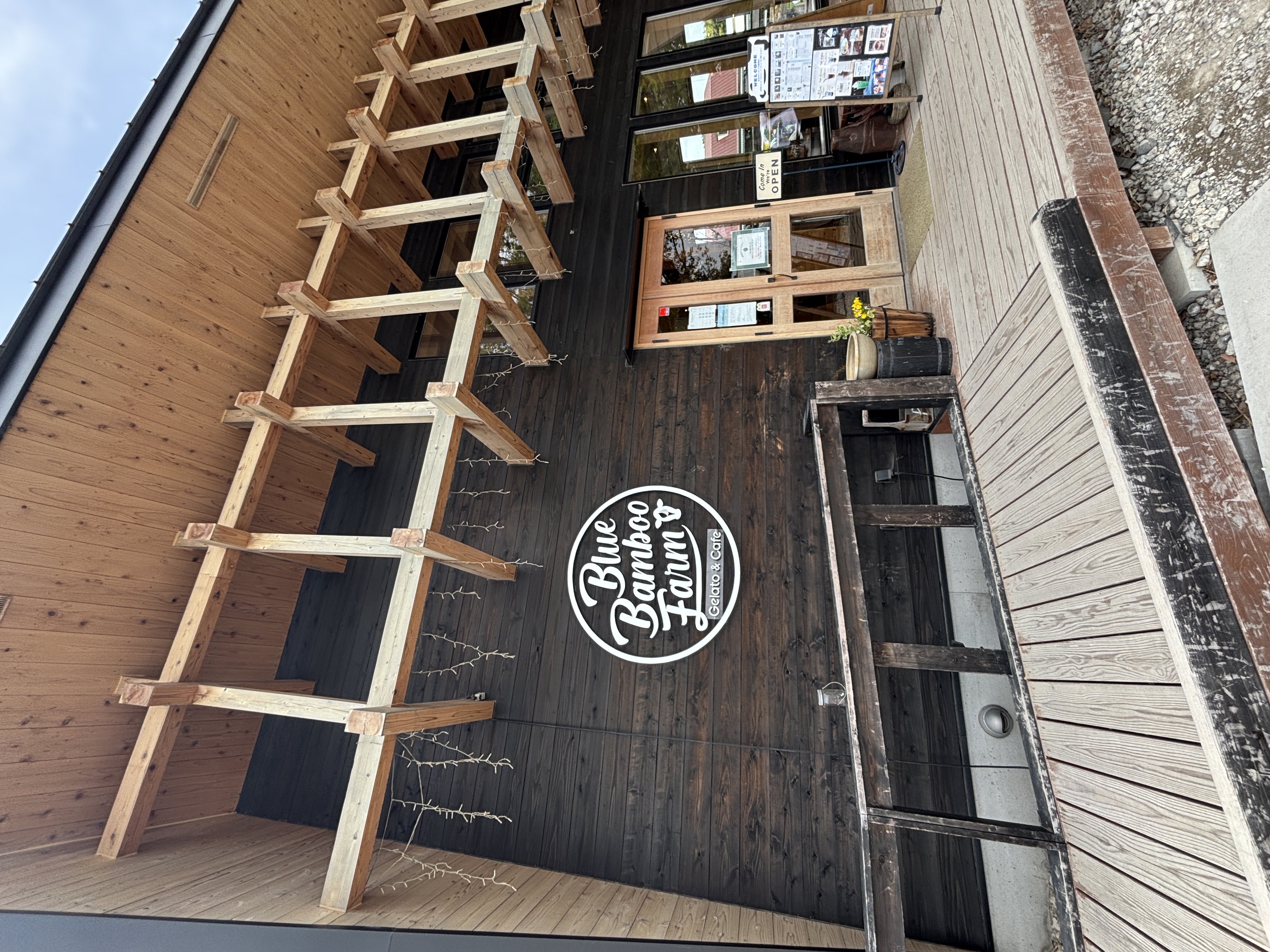 ウッドデッキと外観の雰囲気
